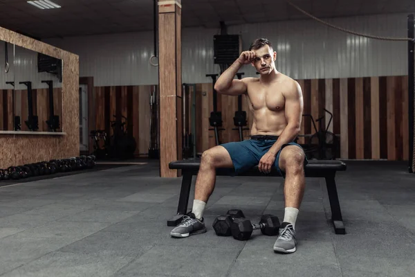 Hombre Atlético Cansado Está Descansando Después Intenso Entrenamiento Mientras Está — Foto de Stock