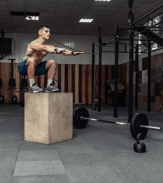 Musculoso Atleta Masculino Está Practicando Saltar Una Caja Madera Moderno — Foto de Stock