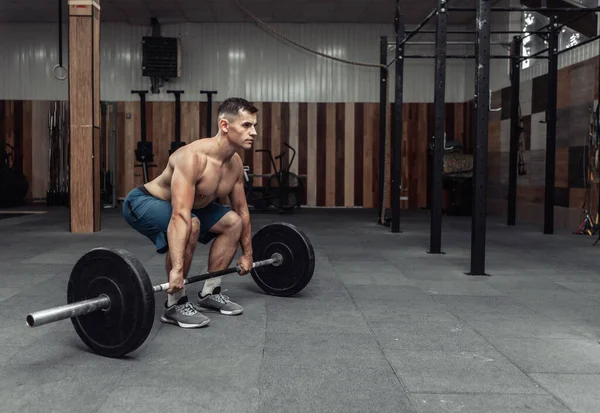 Musculoso Hombre Culturismo Haciendo Ejercicio Levantamiento Pesas Con Una Pesada —  Fotos de Stock