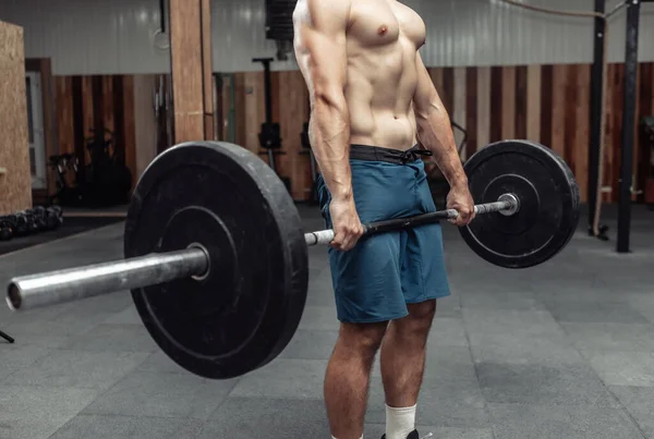 Muskulös Bodybuilding Man Gör Deadlift Motion Med Tung Skivstång Modern — Stockfoto