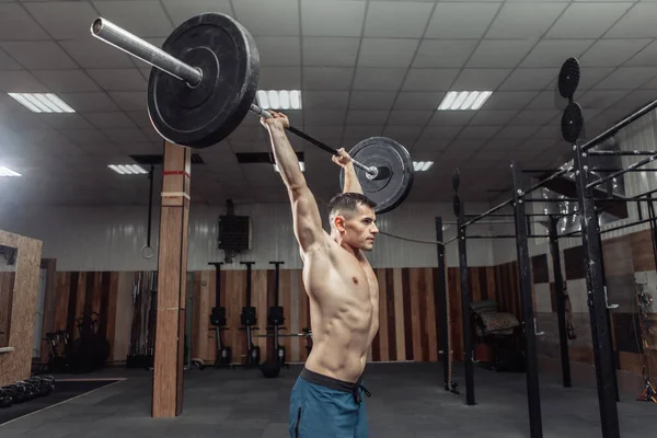Hombre Musculoso Practicando Pesadas Pesadas Pesas Moderno Gimnasio Culturismo Fitness — Foto de Stock