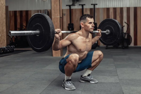 Junge Muskulöse Männliche Bodybuilder Machen Kniebeugen Mit Einer Langhantel Auf — Stockfoto