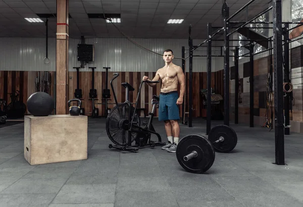 Musculaire Mannelijke Bodybuilder Poseren Moderne Cross Fit Club Met Apparatuur — Stockfoto