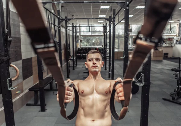 Muskelprotz Beim Training Mit Dem Trx Resistenzsystem Einem Modernen Club — Stockfoto