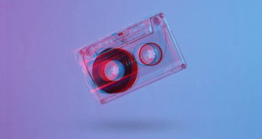 Minimalizm retro tarzı konsept. 80 'ler. Neon kırmızı ışıkta ses kaseti. Arıza efekti