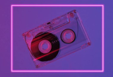 Minimalizm retro tarzı konsept. 80 'ler. Neon kırmızı ışıkta ses kaseti. Retro dalga
