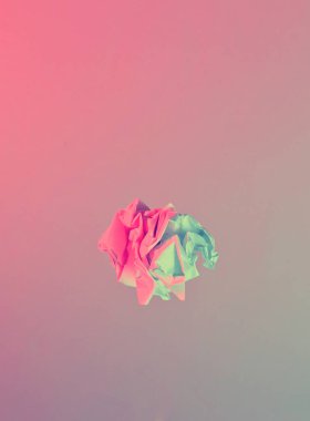 Asgari ofis sürrealizmi kavramı. Gerçekleşmemiş bir fikir. Kırışmış kağıt top neon mavisi ışıkta