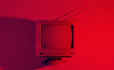 Retro dalga, 80 'ler. Kırmızı ışıklı antenli eski bir televizyon. Üst görünüm, minimalizm