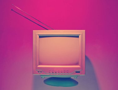 Retro dalga, 80 'lerin konsepti. Antenli, neon ışıklı eski bir televizyon. Gece televizyonu. Üst manzara, düz uzanma