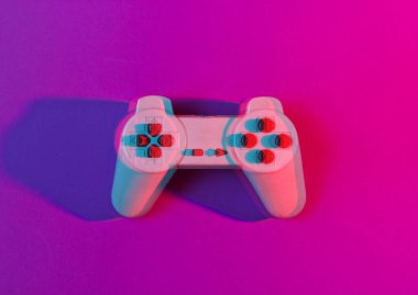 Retro gempad neon pembe ışıkta. Minimalizm, hata efekti, üst görünüm