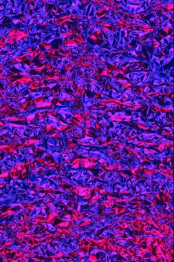 Holografik pembe bir parıltıyla buruşmuş folyonun dokusu