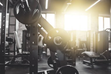 Spor aletleri. Askıda halterleri olan karanlık spor salonu. Fitness antrenman merkezi. Spor konsepti.