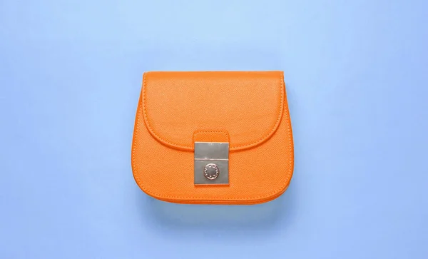 Orange Läder Mini Väska Blå Bakgrund Minimalism Mode Koncept Ovanifrån — Stockfoto