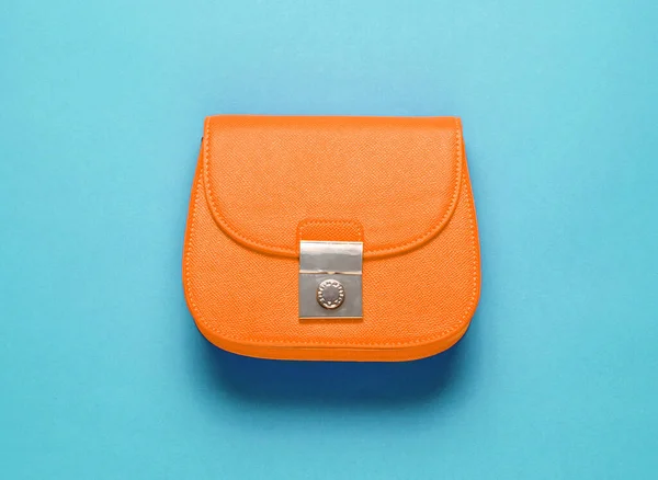 Orange Läder Mini Väska Lila Bakgrund Minimalism Mode Koncept Ovanifrån — Stockfoto