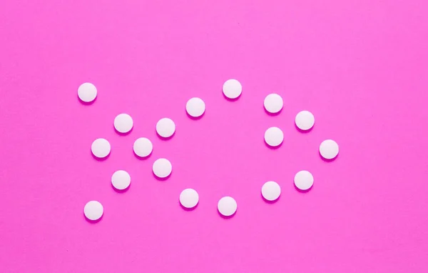 Forma Hal Megállapított Fehér Tabletták Rózsaszín Háttér Orvosi Minimalista Koncepció — Stock Fotó