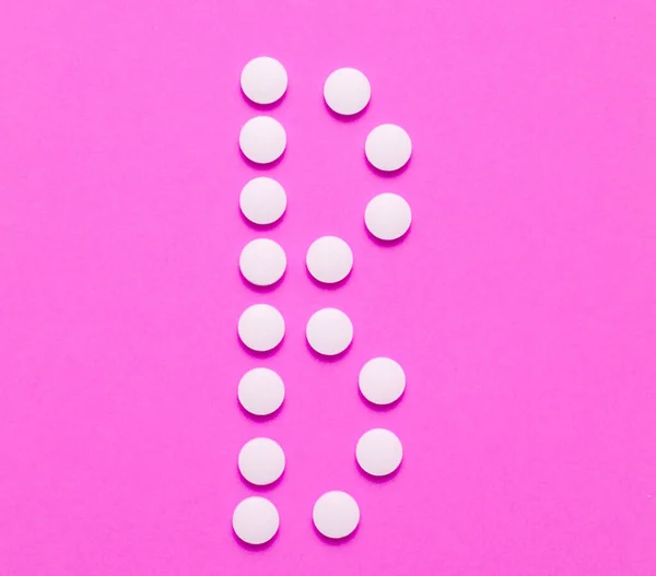 Vitamina Carta Comprimidos Brancos Sobre Fundo Rosa Conceito Médico Minimalista — Fotografia de Stock