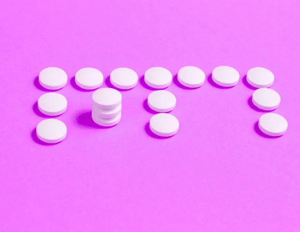 Vitamine Lettre Pilules Blanches Sur Fond Rose Concept Médical Minimaliste — Photo