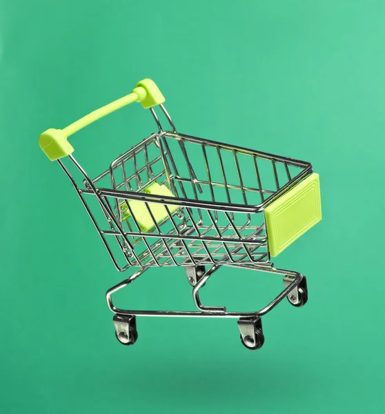 Ett Minimalistiskt Shoppingkoncept Leksak Kundvagn Blå Bakgrund Foto Med Skugga — Stockfoto