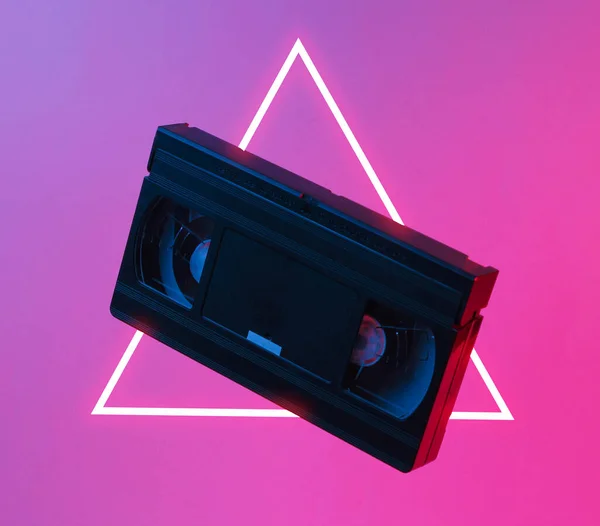 Minimalismi Retro Tyyli Käsite Luvulla Videokasetti Neonpunaisessa Sinisessä Valossa Retroaalto — kuvapankkivalokuva