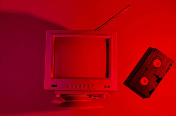 Retro Hullám Minimalizmus Évek Retro Antennával Videokazettával Neonvörös Fény Felülnézet — Stock Fotó