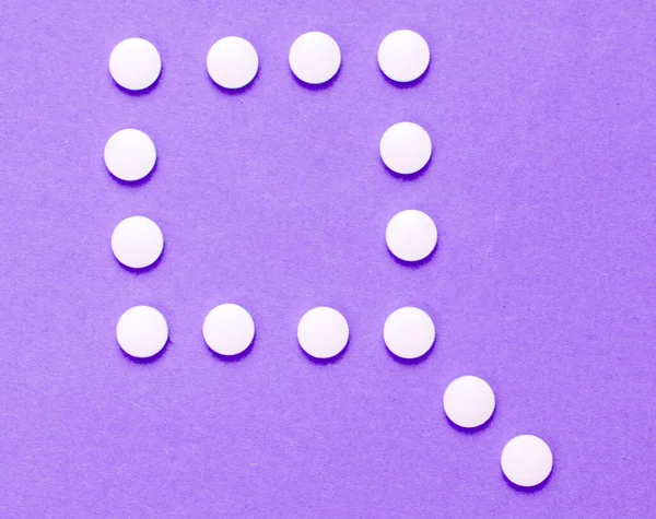 最低限度的医疗概念 一组相同的白色平板和一个独特的紫色背景平板 顶部视图 — 图库照片