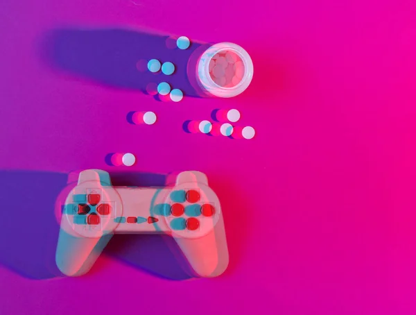 Das Konzept Der Spielsucht Gamepad Und Tablettenflasche Neonrosa Licht Glitch — Stockfoto