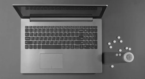 Conceptul Dependență Internet Laptop Modern Pastile Sticlă Privire Sus — Fotografie, imagine de stoc