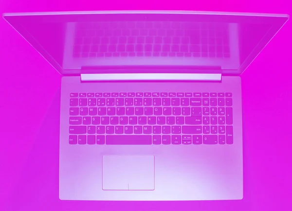 Canlı Pembe Tonlu Modern Bir Laptop Minimalizm Üst Görünüm — Stok fotoğraf
