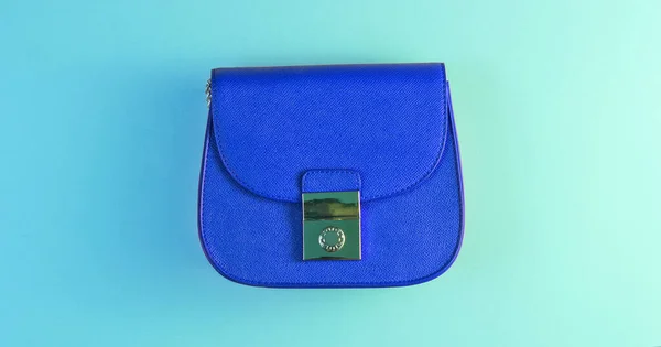 Minimalismus Modekonzept Blaue Mini Tasche Mit Farbverlauf Grün Blau Holographische — Stockfoto