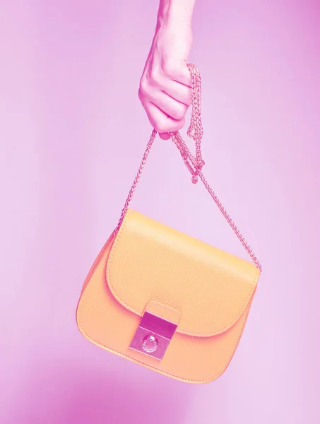 Female Hand Hold Fashionable Yellow Leather Bag Golden Chain Gray — Stock Photo, Image