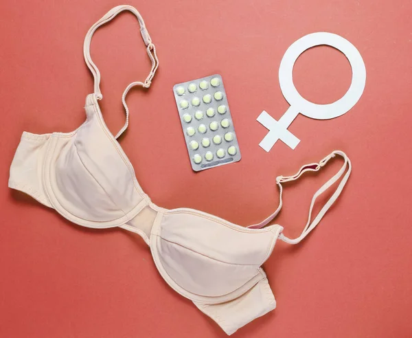 Pillole Anticoncezionali Reggiseno Simbolo Genere Femminile Sfondo Rosso Vista Dall — Foto Stock