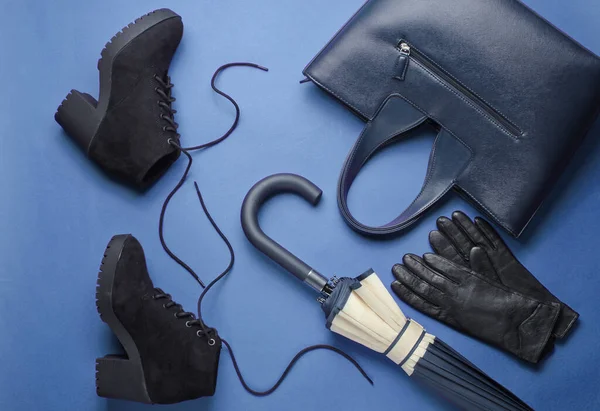 Μοντέρνα Γυναικεία Παπούτσια Και Αξεσουάρ Μπλε Φόντο Μαύρες Μπότες Τσάντα — Φωτογραφία Αρχείου