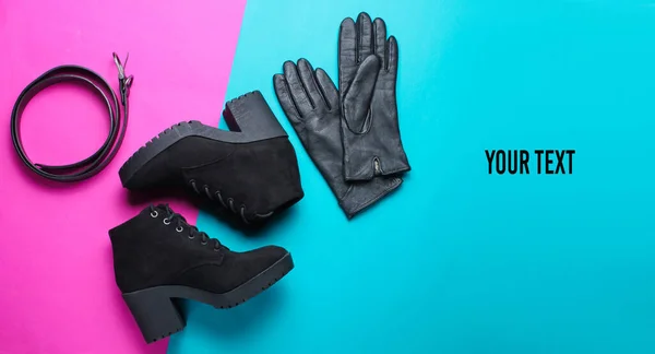 ピンクブルーの背景にファッショナブルな女性の靴やアクセサリーのミニマリズムコラージュ 黒のブーツ革の手袋ベルト コピースペース トップ表示 — ストック写真