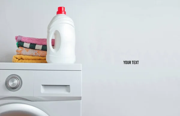洗涤剂瓶 洗衣机上的毛巾堆 复制空间的白色背景 — 图库照片