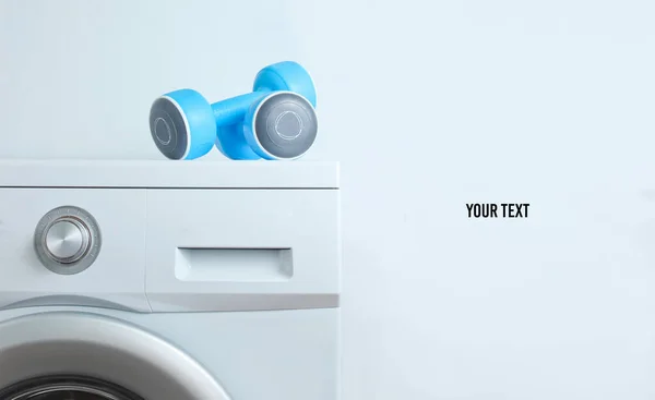 Blaue Plastikhanteln Der Waschmaschine Vor Weißem Hintergrund Mit Kopierraum — Stockfoto