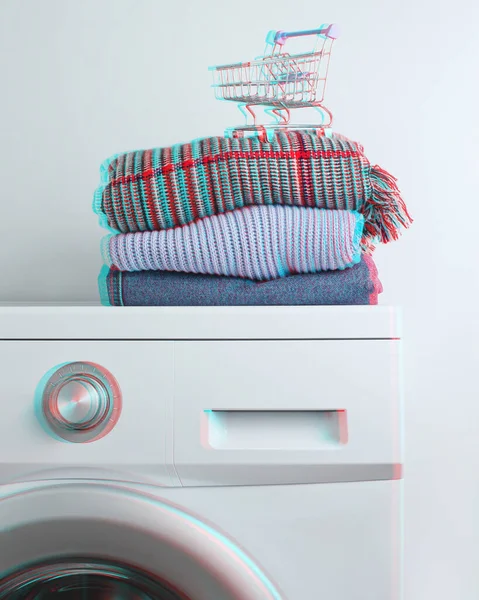 成堆的衣服 白色背景的洗衣机上的迷你购物车 Glitch Effect — 图库照片