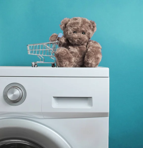 Urso Pelúcia Com Carrinho Compras Uma Máquina Lavar Roupa Contra — Fotografia de Stock