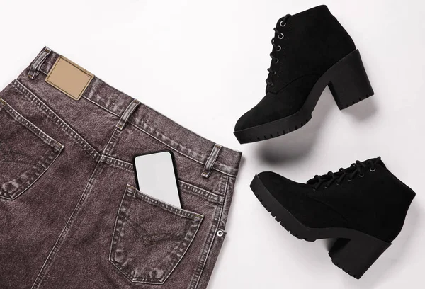 Draufsicht Trendige Kleidung Schuhe Auf Weißem Hintergrund Jeansrock Schwarze Stiefel — Stockfoto