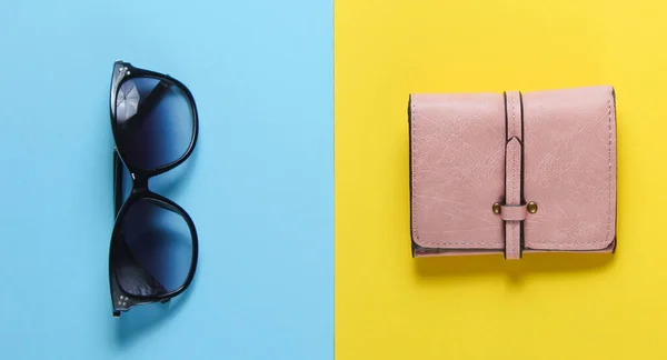 Vrouwen Mode Accessoires Een Pastelkleurige Achtergrond Portemonnee Zonnebril Minimalistisch Modeconcept — Stockfoto