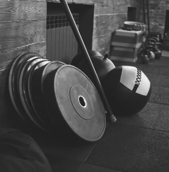 Funktionelle Trainingsgeräte Medizinball Langhantel Gymnastikstab Auf Dem Hintergrund Einer Holzwand — Stockfoto