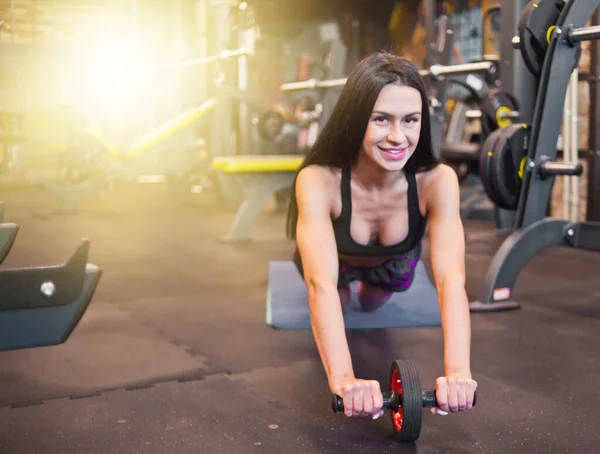 Sexy Esportes Morena Sportswear Fazendo Exercício Com Abs Rolo Ginásio — Fotografia de Stock