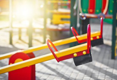 Oyun parkında dengeleyiciyi yakın çekimde salla