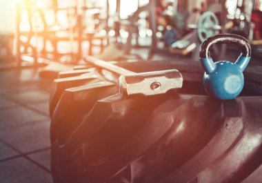 İşlevsel eğitim için ekipman. Büyük lastik tekerlek, çekiç, kettlebell, spor salonunda yakın çekim. Çapraz eğitim