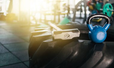 İşlevsel eğitim için ekipman. Büyük lastik tekerlek, çekiç, kettlebell, spor salonunda yakın çekim. Çapraz eğitim