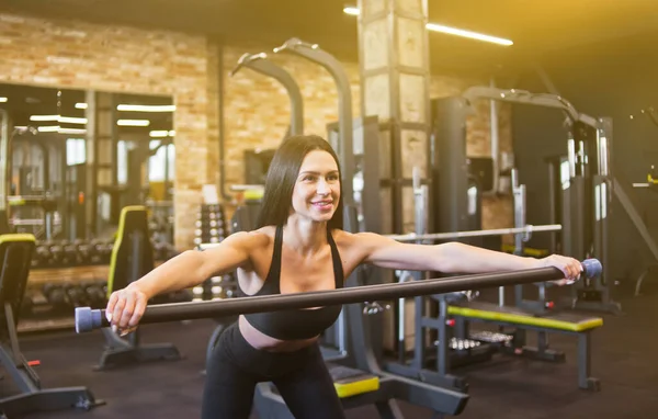 Fröhliche Junge Brünette Sportbekleidung Turnt Fitnessstudio Mit Der Körperstange Der — Stockfoto