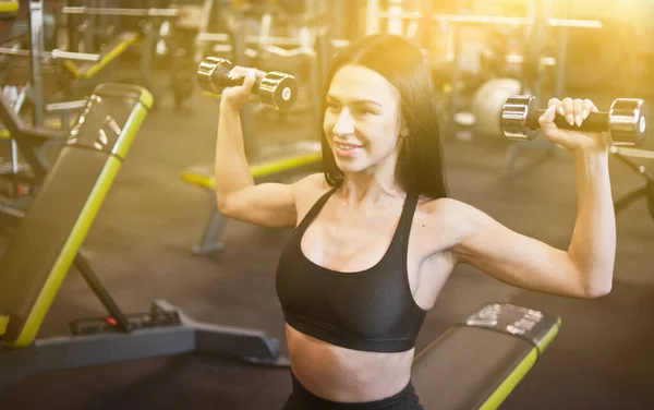 Vrolijke Atleet Vrouw Glimlachen Doen Halter Pers Oefening Zittend Bank — Stockfoto