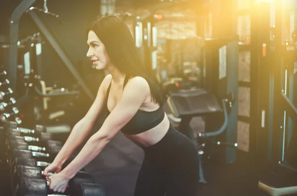 Joven Mujer Forma Tomando Una Mancuerna Del Estante Gimnasio — Foto de Stock