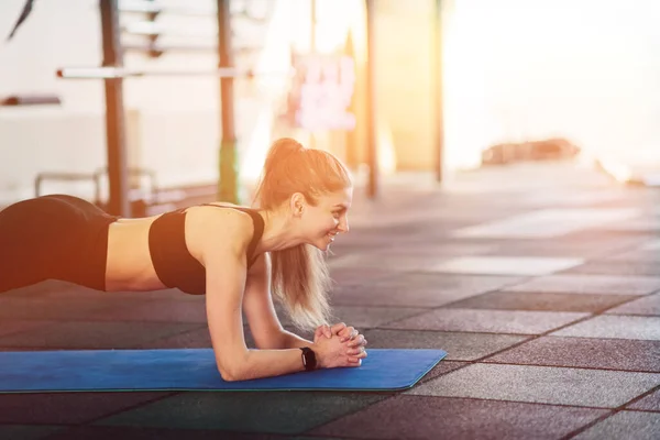 Uthållighetsövning Fitness Kvinna Gör Planka Motion Gymmet — Stockfoto