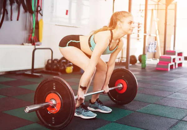 Jonge Fitte Vrouw Met Een Nachtklokje Sportschool Vrije Gewichtstraining — Stockfoto