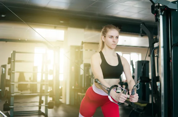 Νεαρή Γυναίκα Φόρμα Κάνει Άσκηση Στο Crossover Μηχάνημα Στο Γυμναστήριο — Φωτογραφία Αρχείου